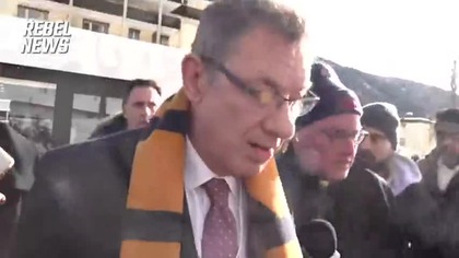 Dyrektor generalny Pfizera grillowany przez Ezrę Levanta i Avi Yemini na Światowym Forum Ekonomicznym