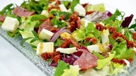 Sałatka z mixem sałat, salami, suszonymi pomidorami i  mozzarellą - Jak zrobić - [Smakowite Dania]
