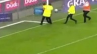OSOBA PRZYCZEPIŁA SIĘ DO BRAMKI PODCZAS MECZU!#shorts #football