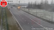 Dostawczak taranuje pojazd z wysięgnikiem.