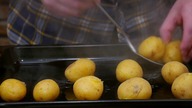 Fantastyczny przepis na pieczone ziemniaki / Oddaszfarucha