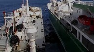 Statki przyklejone do siebie w trakcie tankowania na morzu