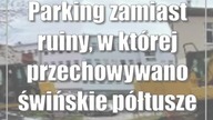 Parking zamiast ruiny, w której przechowywano świńskie półtusze