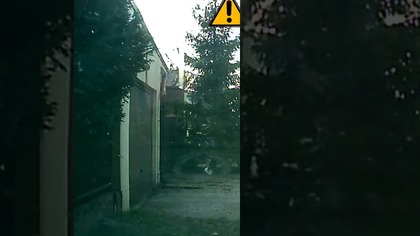 Koło uszkadza dwa auta stojące pod domem