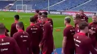 Nicola Zalewski wygłupia się na treningu reprezentacji