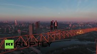 Ekstremalna zabawa na dźwigu nagrana dronem