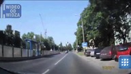 Wyprzedał innych przed przejazdem kolejowym i jadącym pociągiem. Nie uważał na oblodzoną drogę