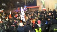Gorąca noc pod Sejmem. Demonstranci próbowali zablokować drogi wyjazdowe z budynku