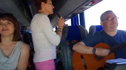 Schola Aniołkiz Markuszowa w autokarze podczas wycieczki do Świętokrzyskiej Polany