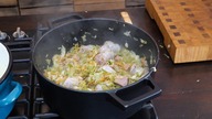 Bigos z młodej kapusty z białą kiełbasą zaciągany chrznem / Oddaszfartucha
