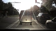 Pieszy wbiegł pod ambulans