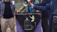 Artur Puszkarski na manifestacji pod hasłem stop bezprawiu funkcjonariuszom państwowym .