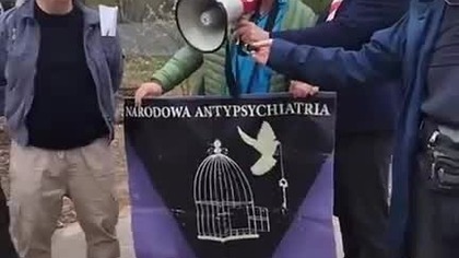 Artur Puszkarski na manifestacji pod hasłem stop bezprawiu funkcjonariuszom państwowym .