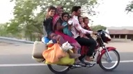 6 osób na motorze i pies