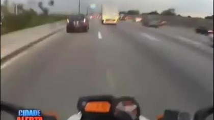 Spokojny przejazd motocyklisty