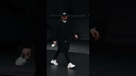 Elegancka stylizacja na spacer z psem
