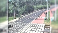 Kierowca skutera kontra szlaban