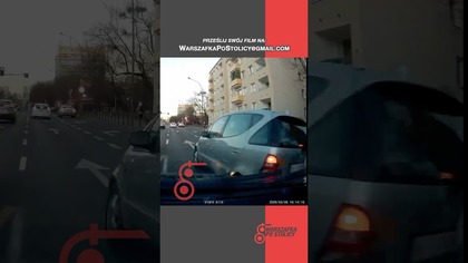 Jeden kierowca jedzie zgodnie z liniami, drugi na pamięć.  #kolizja #warszawa