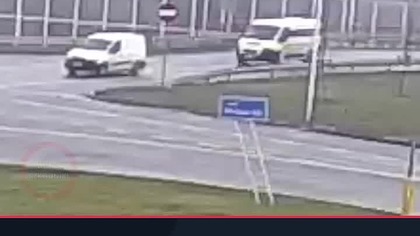 Nie ustąpił na rondzie, a drugi bus wylądował na dachu | AutoSzkodniki #Shorts