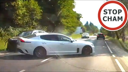 Kierujący BMW zjechał częścią na przeciwległy pas i gwałtownie wrócił na swój tor jazdy niestety zbyt dużą prędkość spowodowała uderzenie białego samochodu przed nim a ten obrócił się o 360st  na szczęście szybka reakcja spowodowała że nie uderzył w samochód w którym jechałem z rodziną 2+2 odpocząć do Zakopanego. Mimo że był tuż obok lusterka 10-15cm . Nagranie nie odzwierciedla tego co wydarzyło się fizycznie. Oczywiście podbiegłem wraz z innymi osobami sprawdzić czy wszystko jest porządku. Od razu zawiadomiono służby . Ja osobie z białego samochodu zostawiłem kontakt do udostępnienia nagrania. 
16.08.2025 DK47  tuż przed Zakopanem
