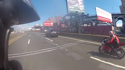 Ten kierowca nie przepada za motocyklistami   