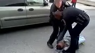 Rzucił się na policjantów