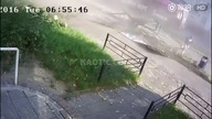 Ogromne szczęście kobiety na przystanku autobusowym