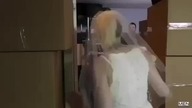 Pani młoda po ślubie idzie po męża a tu niespodzianka