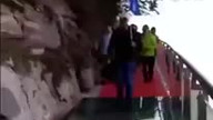 Spacer po szklanym tarasie