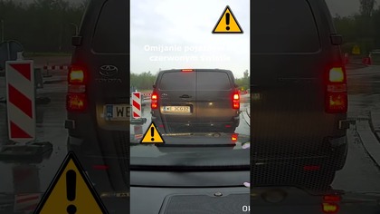 Omijanie pojazdów na czerwonym świetle #shorts #rikordwidjo