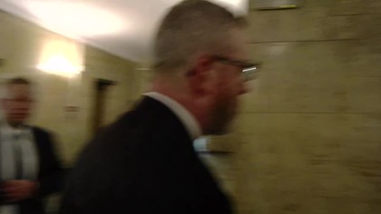 BRAUN ZRYWA FLAGĘ UE PODCZAS INTERWENCJI POSELSKIEJ W MINISTERSTWIE!