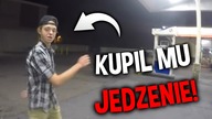 MOTOCYKLISTA KUPIL POTRZEBUJĄCEMU JEDZENIE!