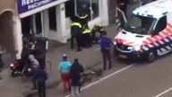Holandia: Policja przygląda się jak mężczyzna demoluje żydowską restaurację