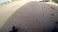 Bliskie spotkanie motocyklisty z samochodem
