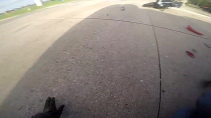 Bliskie spotkanie motocyklisty z samochodem