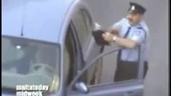 Policjant bije babcie