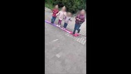 Dzieci wycierają buty o barwy Lewicy