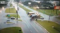 Ciężar&oacute;wka uderza w autobus