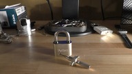 Jak otworzyć kłódkę bez klucza - kłódka z zamkiem dyskowym i wytrych, (Disc Detainer Padlock Picked)