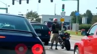 Motocyklista tańczy na światłach
