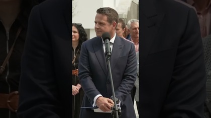 DZIENNIKARZ WBIJA SZPILĘ TRZASKOWSKIEMU I GRATULUJE MU 2 GODZINNEJ PREZYDENTURY