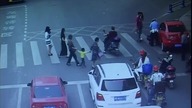 Chiny: Dziecko na pasach potrącone przez samochód