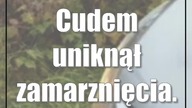 Cudem uniknął zamarznięcia.  Pomogli policjanci