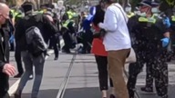 Australijska policja brutalnie atakuje 70-letnią kobiete podczas pacyfikowania protesu