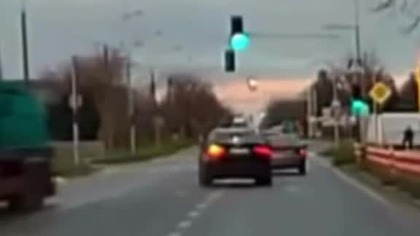 Kierowca postanowił przycisnąć ale los miał inny plan.  Wyprzedzanie jak z filmu