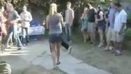 Zab&oacute;jczy strzał blondynki