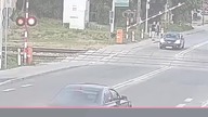 Czerwone światło, rogatki opadają, a ona i tak jedzie | AutoSzkodniki #Shorts