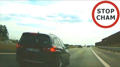 Wysyłam cały dłuższy fragment aby nie było wątpliwości. Pan z czarnego BMW nie wytrzymał z powodu wyprzedzenia go prawym pasem

13.07.2025 S7 pod Warszawą