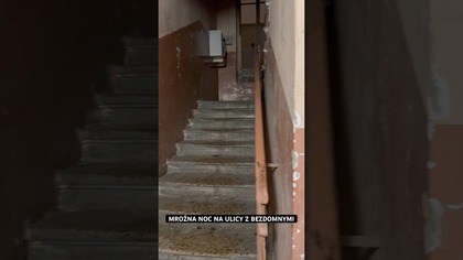 MROŹNA NOC NA ULICY Z BEZDOMNYMI 