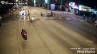 Motocykl uderza w bariere na przejeździe kolejowym